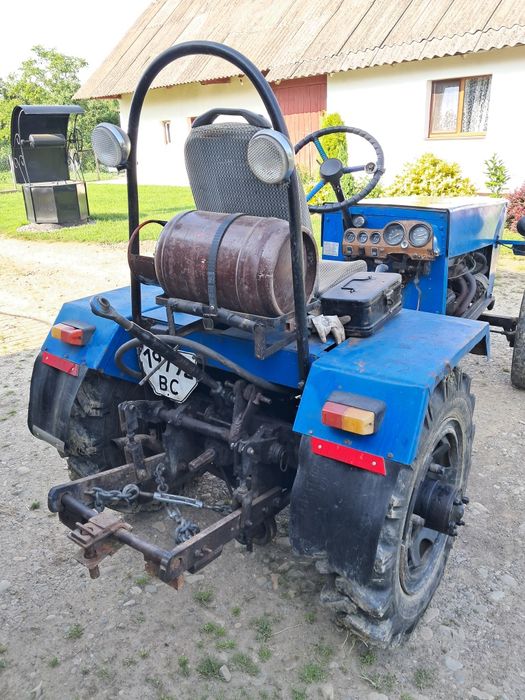 Трактор самостійно склалений