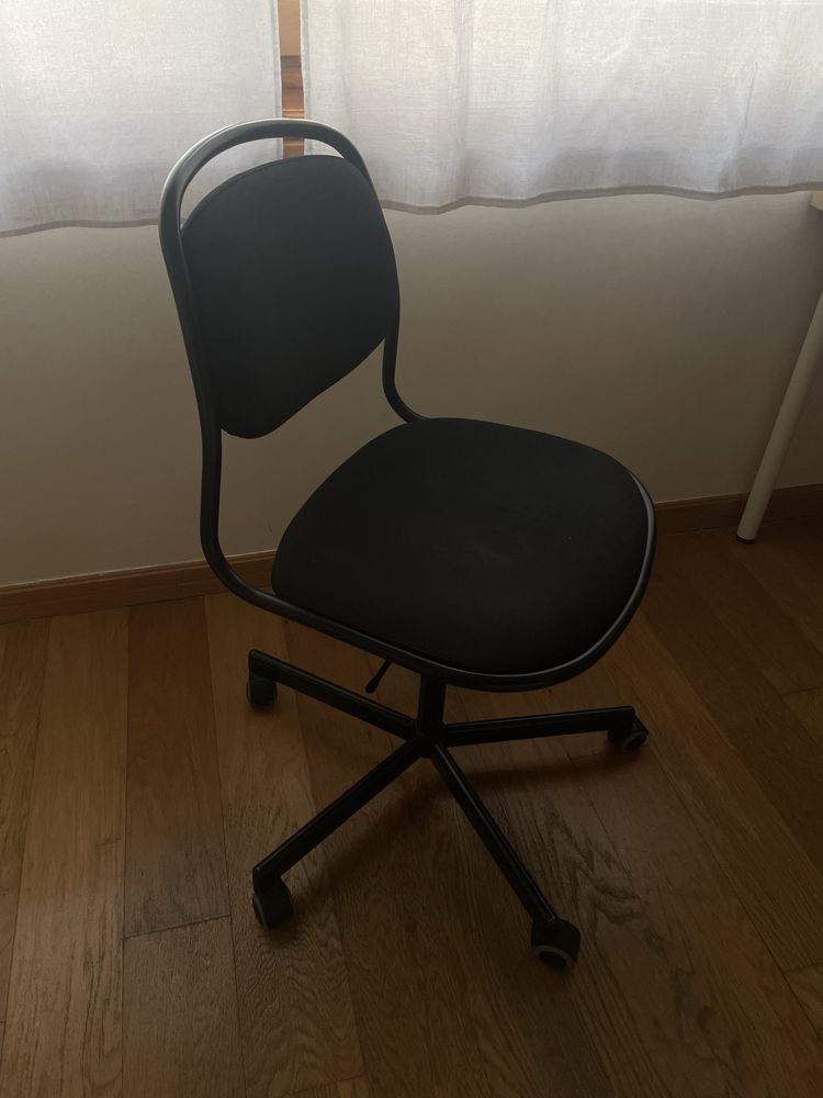 Duas cadeiras pretas confortaveis em excelente estado