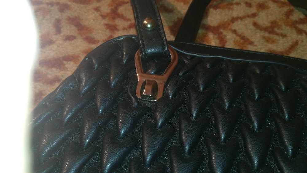 Damska torebka monnari czarna z futerkiem z DEFEKTEM