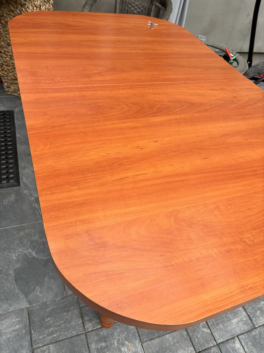 Stół owalny rozsówany .