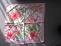Chusta w kwiaty hibiskusa