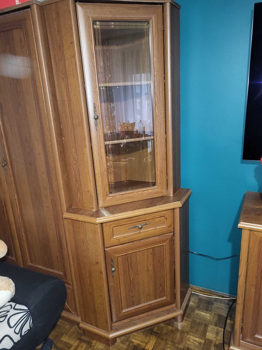 Zestaw eleganckich, używanych mebli