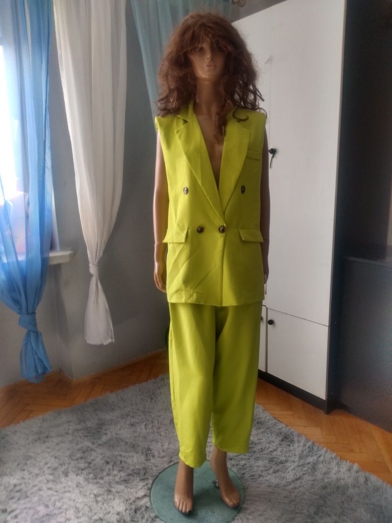 Nowy oliwkowy garnitur damski