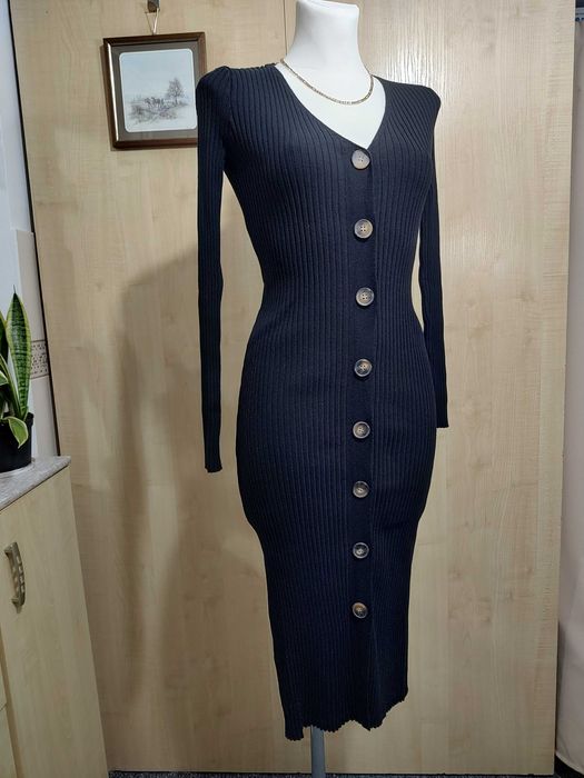 Czarna obcisła dzianinowa zapinana sukienka z długim rękawem prążek