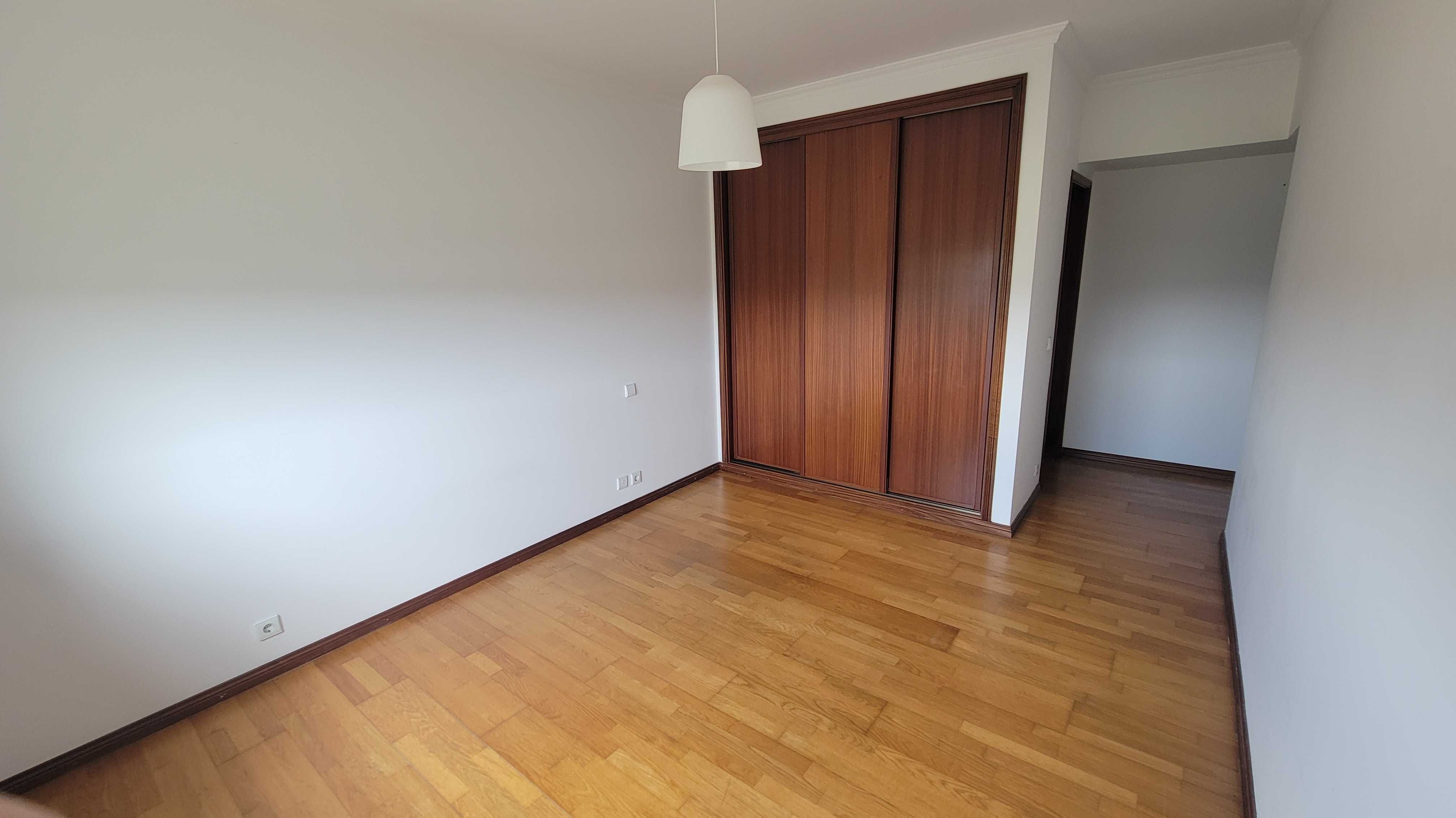 Apartamento T3 bem localizado em São Romão - Leiria