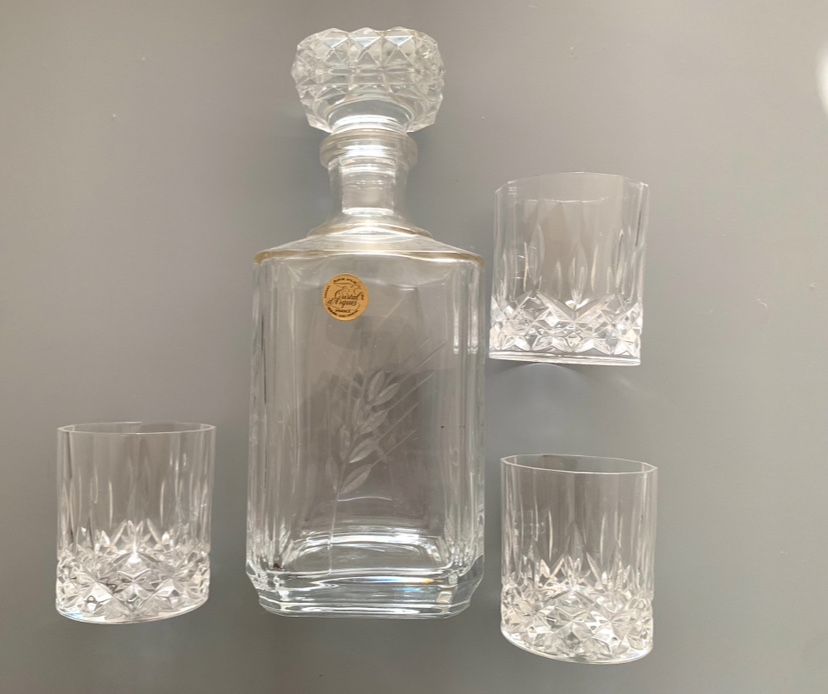 Garrafa e copos cristal