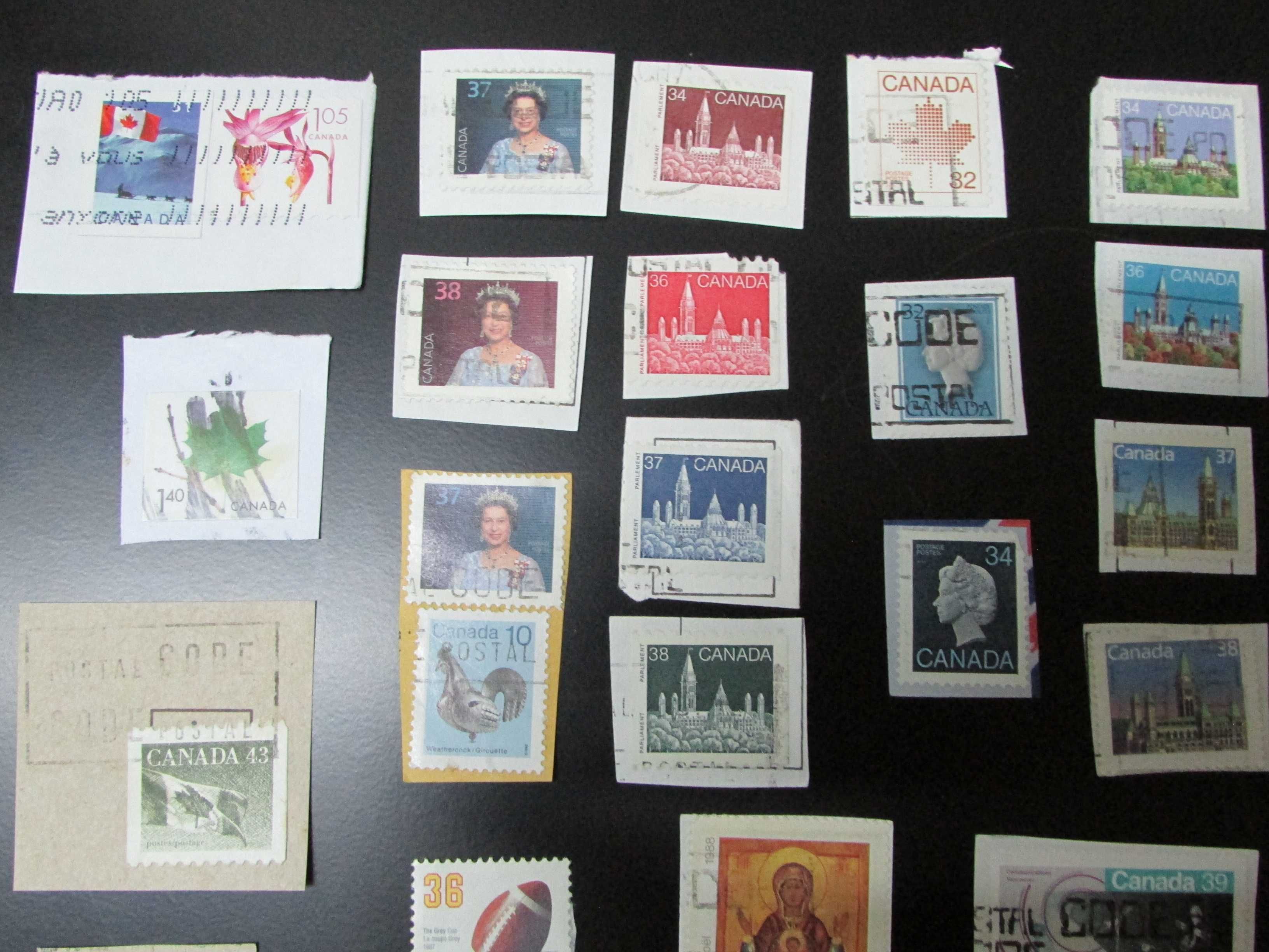 Filatelia: Lote 6 - Canadá, cerca 70 selos usados colados em papel