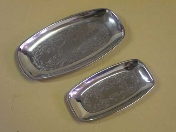 Par de pequenas travessas de metal