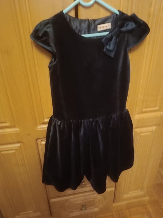 Sukienka welurowa granatowa 128