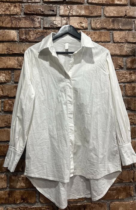 Подовжена біла сорочка в класичному стилі