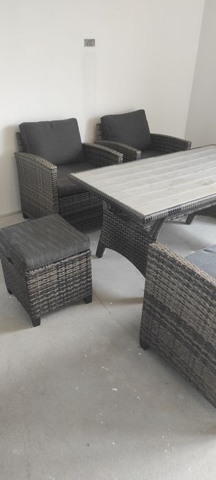 Stół sofa fotele hockery piękny komplet ratanowy
