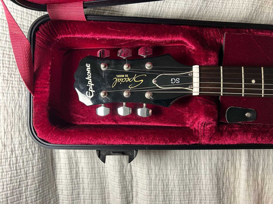 Epiphone Special SG Model, Cherry Red + Amplifier: Line 6 Spider IV 15