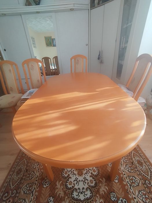 Stół plus 6 krzeseł.
