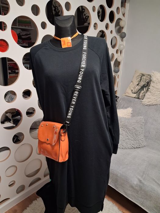 Czarna sukienka The Black Label z kieszeniami