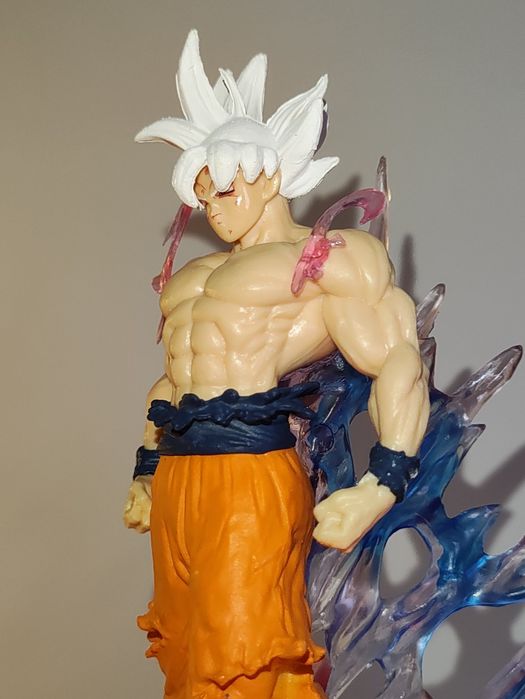 Son Goku Super Sayajin Branco — Figura 24cm com Luz (Dragon Ball)