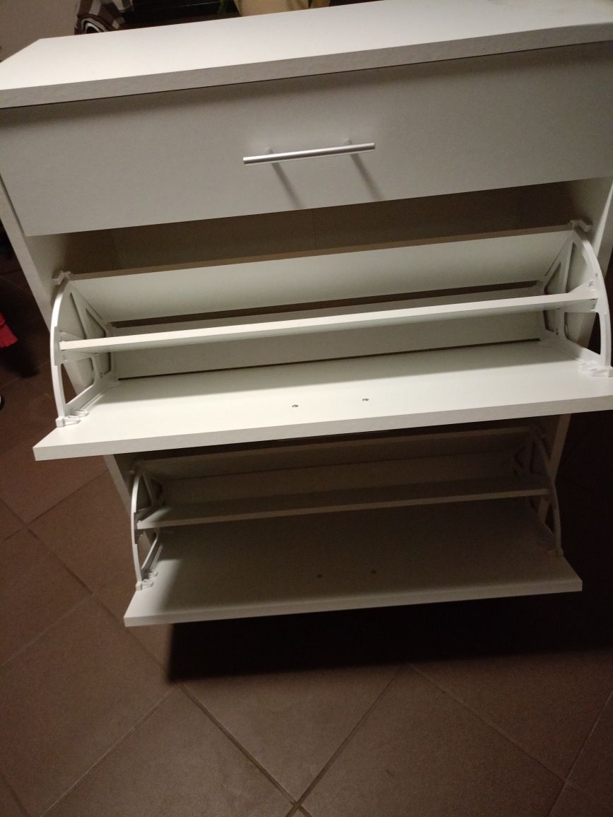 Pojemna szafka na buty, biała,jak nowa.