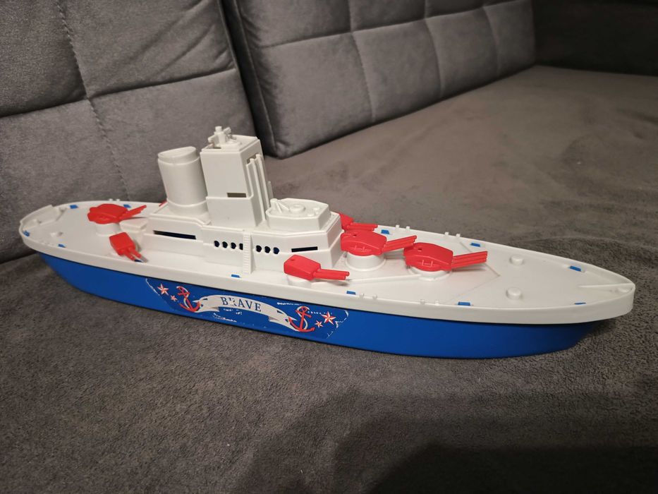 Statek wojskowy z ruchomymi działami