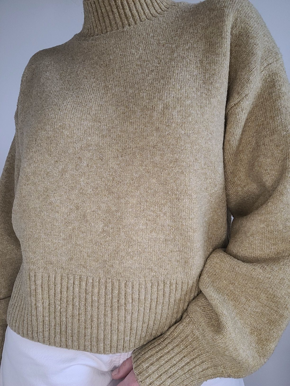 Musztardowy sweter oversize szerokie rękawy Monki