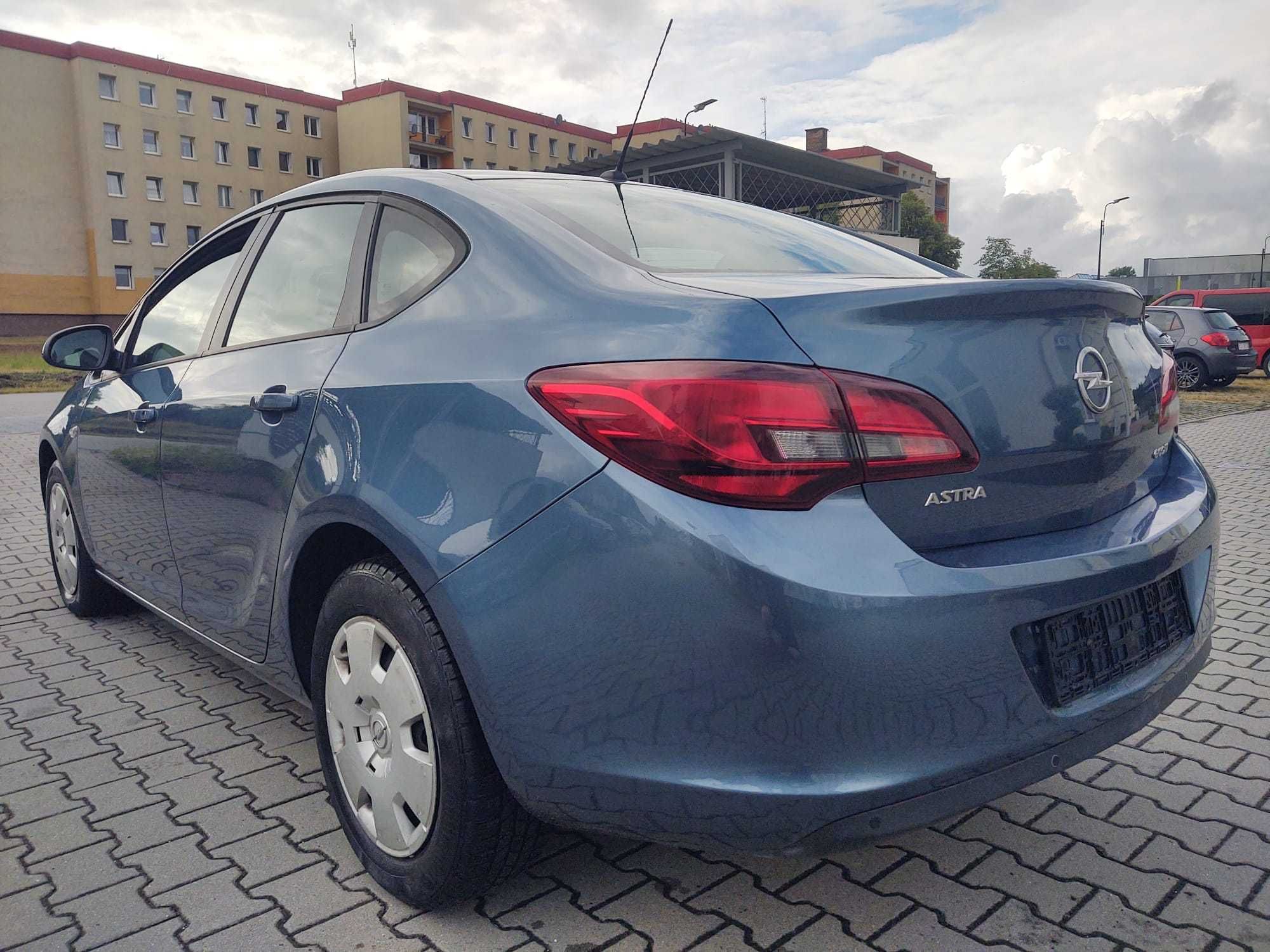 opel astra j LIFT SEDAN 2012r 1.4 benz 101KM tylko 117 tyś km