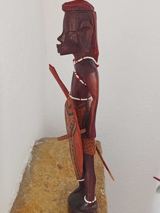 Escultura africana de guerreiro em madeira maciça