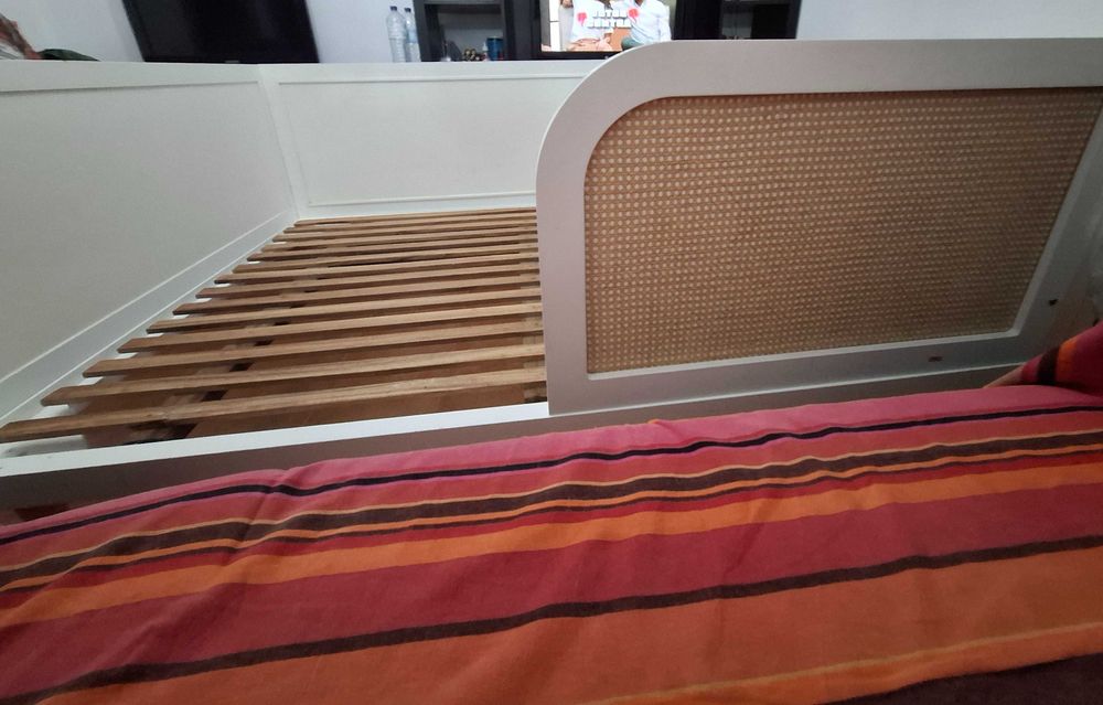 Cama madeira branca e verga