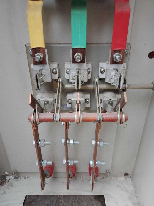 Электромонтажный шкаф  с выключателем и рубильником.