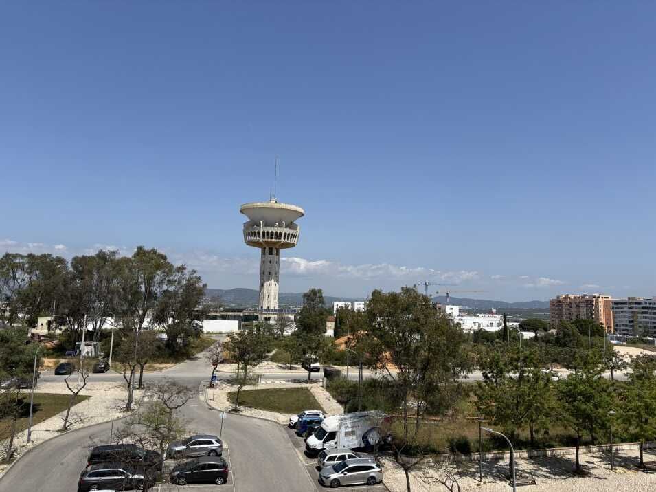 Arrenda-se T2 mobilado NOVO centro Faro com Garagem, Piscina e Ginásio