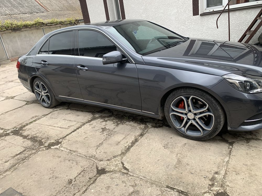 Продаються автомобільні титани мерседес бенц 212.