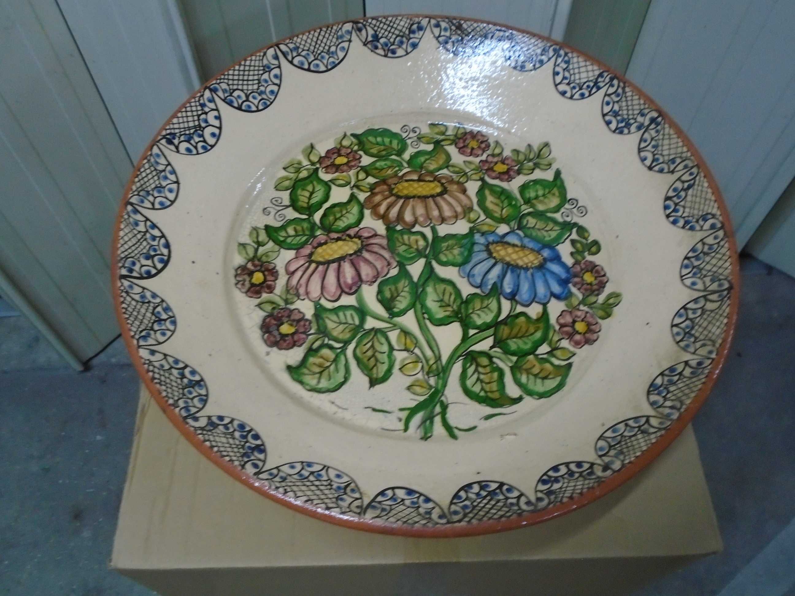 Grande prato em barro com decoração floral (diâmetro 48 cm)
