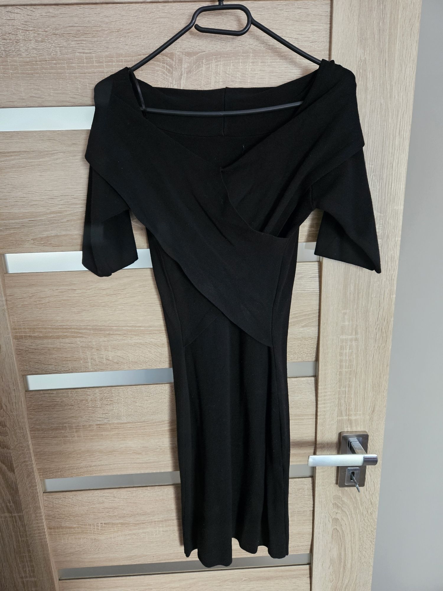 Czarna sukienka z zakładanym dekoltem