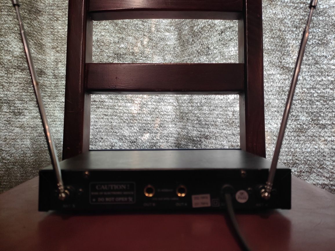 Радио система " Behringer WM-501R" на 2 микрофона.