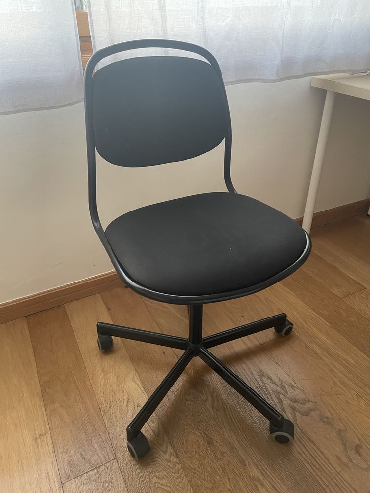 Duas cadeiras pretas confortaveis em excelente estado