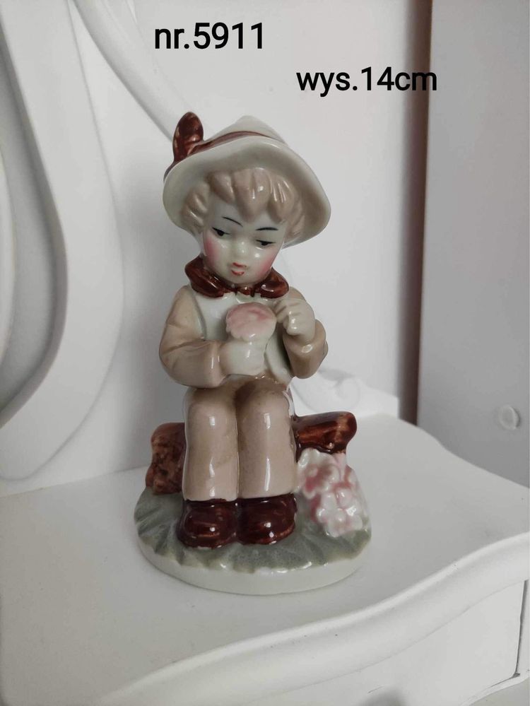 Figurka porcelanowa chłopiec w kapeluszu nr.5911