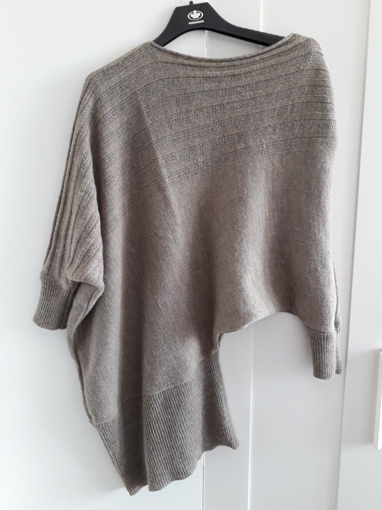 Asymetryczny sweter 40% moher, 30% wełna, 30 % akryl ciemny beż