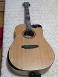 Guitarra de folk, de seis cordas de aço