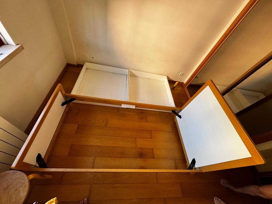 Cama juvenil em madeira de faia com gavetões + mesa de cabeceira