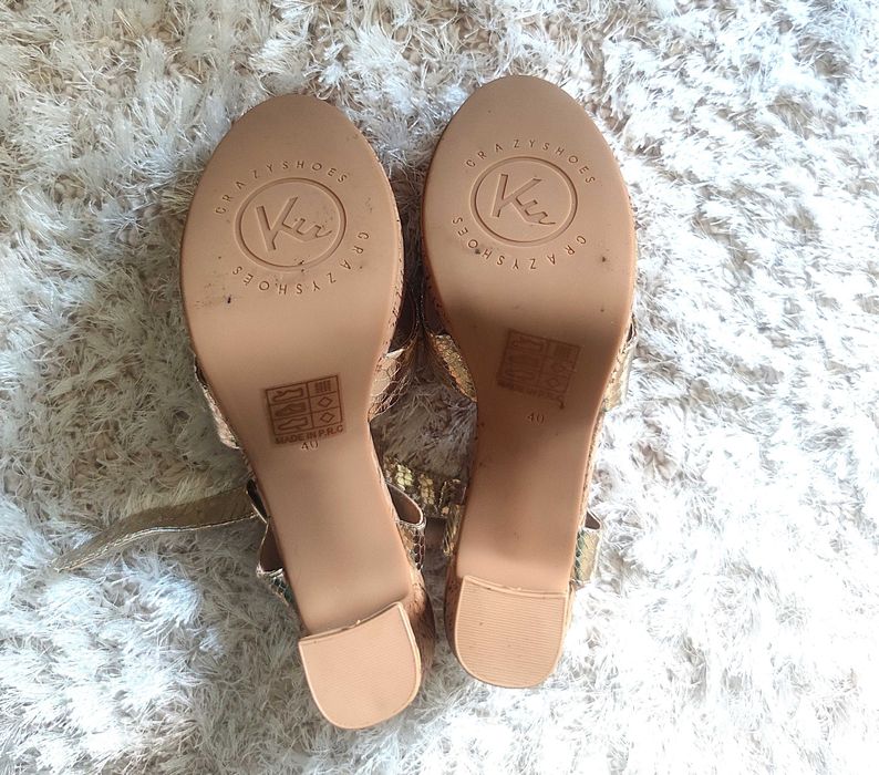 Sandálias Douradas Kylie Crazy – Tamanho 40 – Novas