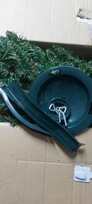 Vendo árvore de natal com 1.80 cm de altura Com pinhas