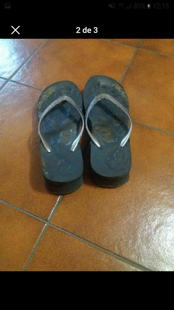 Chinelo de dedo de praia castanho com brilhantes