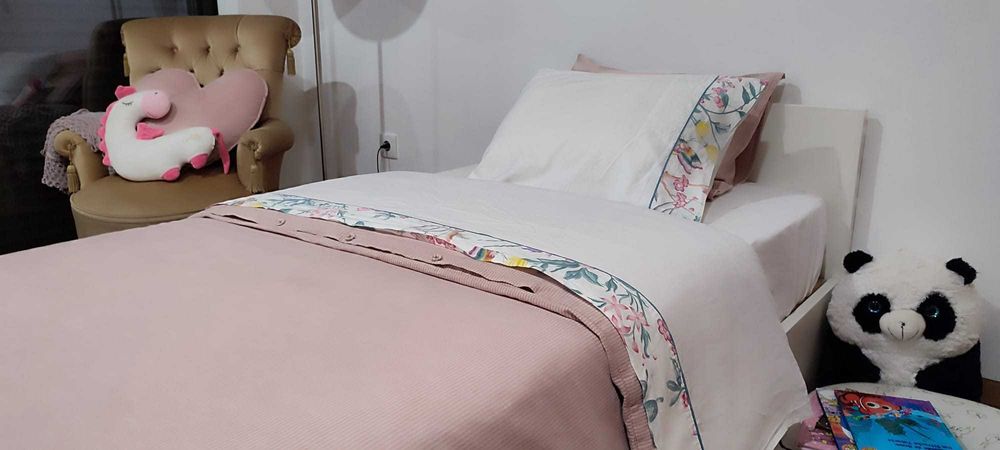 Cama solteiro lacada em branco com colchão