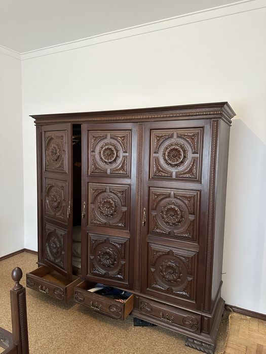 Roupeiro antigo em madeira