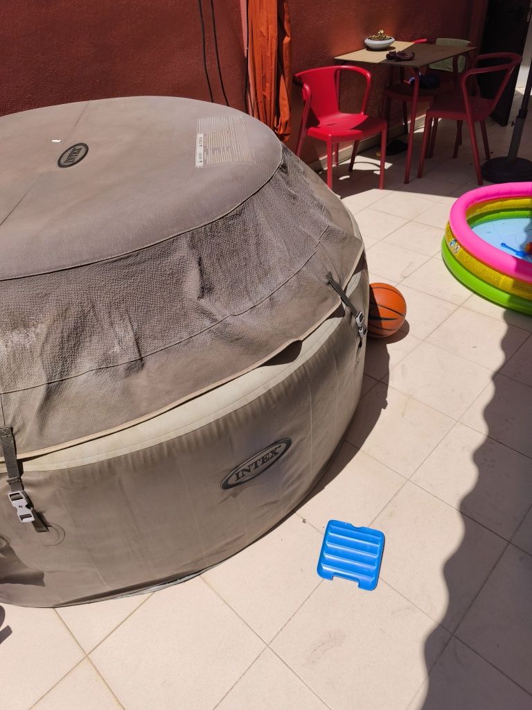 Jacuzzi Intex (furada ) o que está a venda é so a piscina