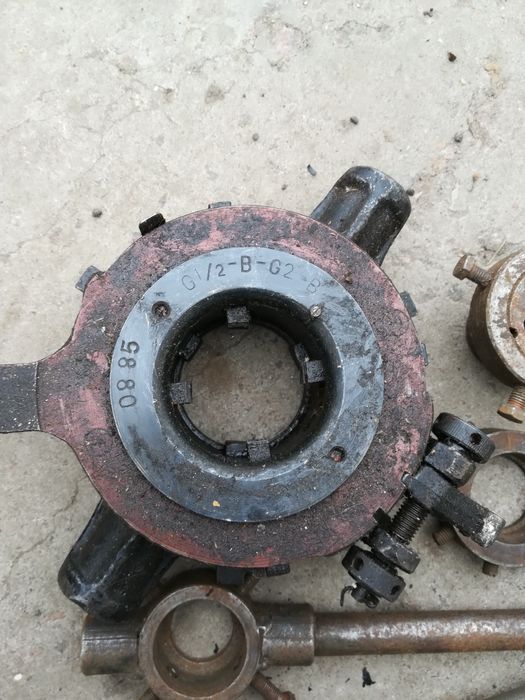 Клупп  новий для нарізки різьби плашки