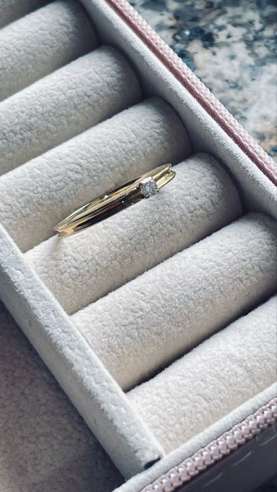 Anel de ouro 18k com 1 diamante