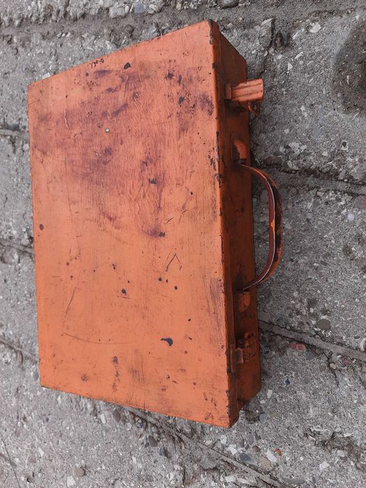 zestaw narzędzi imadło skrzynka kowadełko lutownice