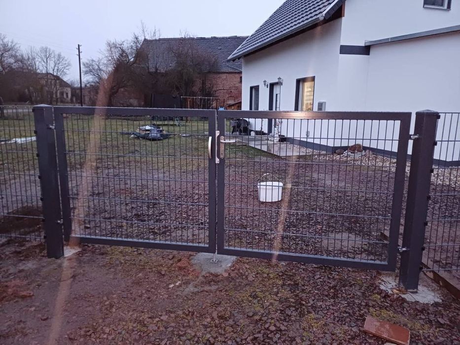 Brama skrzydłowa 2D panel ocynk malowana proszkowo słupy LOCINOX