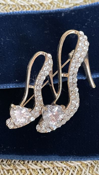 Колекційна брошка «Черевички» з кришталем в золотому металі