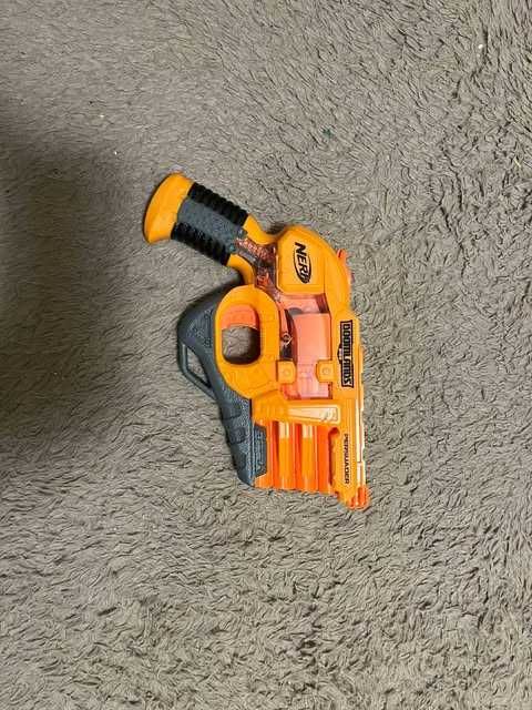 Nerf N-Strike Doomlands Persuader – pistolet na strzałki