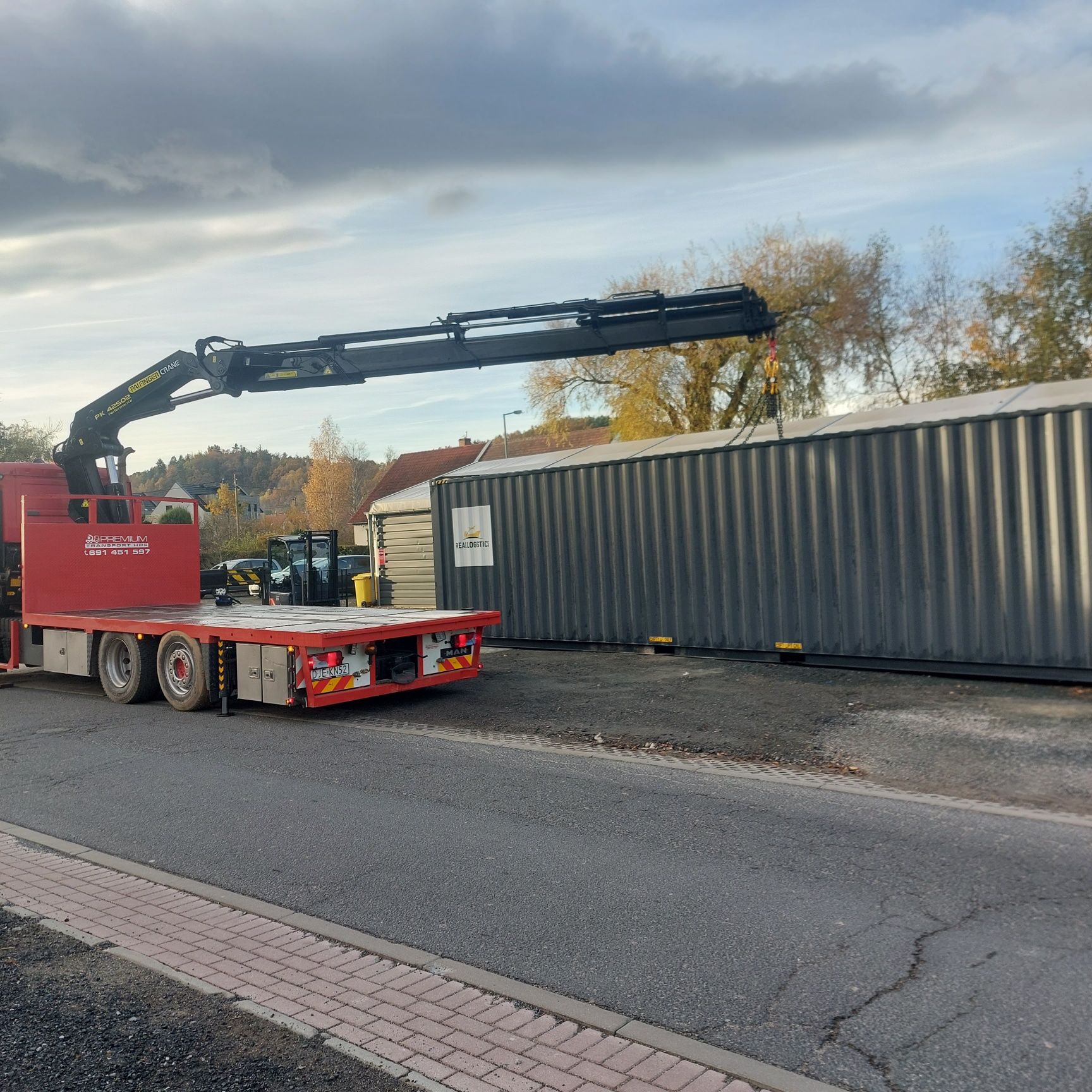 Transport hds kontenery maszyny rozładunek  przeladunek