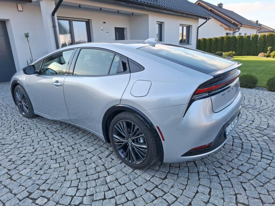 Toyota Prius V Hybryda XLE 2.0 benzyna 223 KM 2023r.